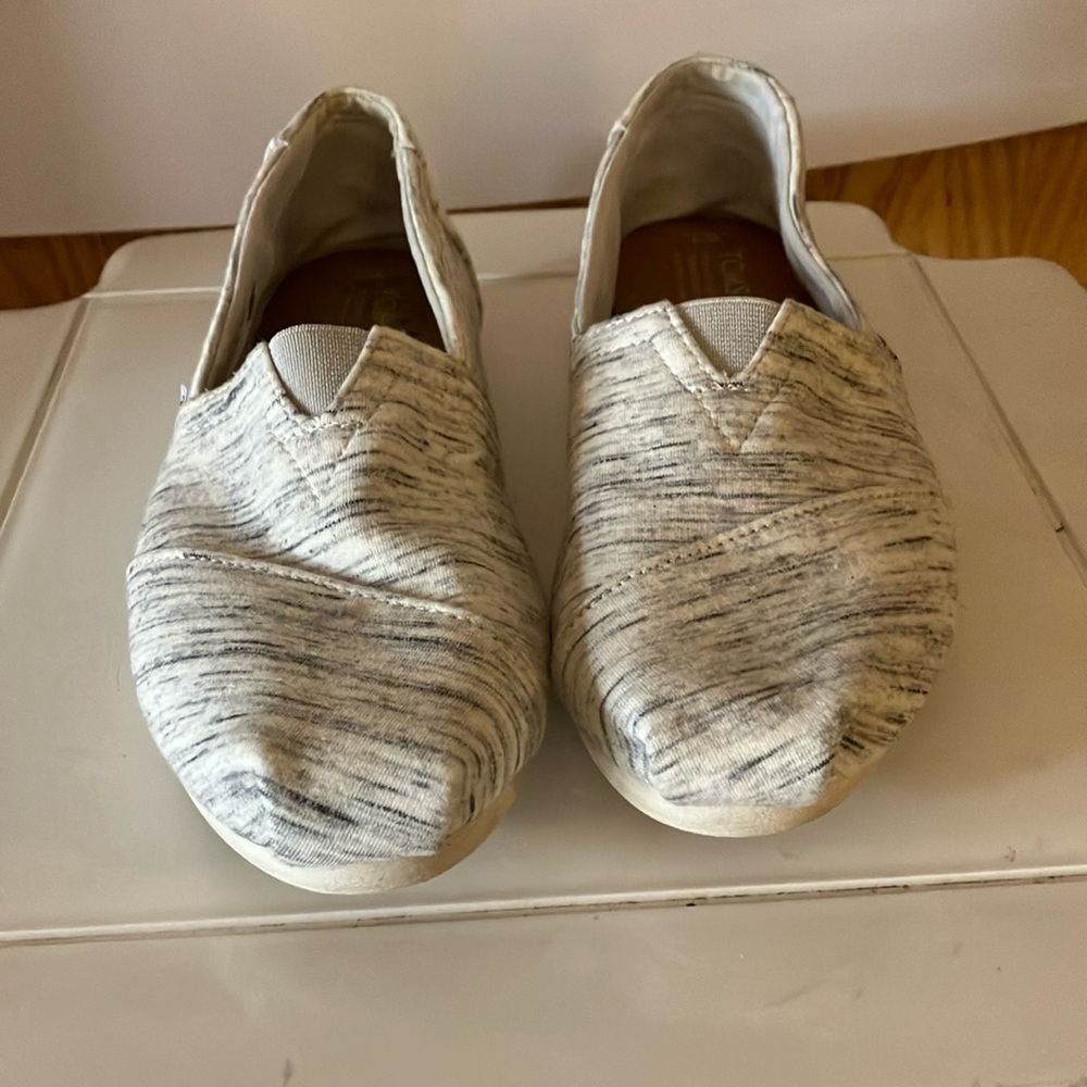 Tom’s Women’s Sz 9 Cream & Grey Fabric Slip on Comfortable Shoe GUC